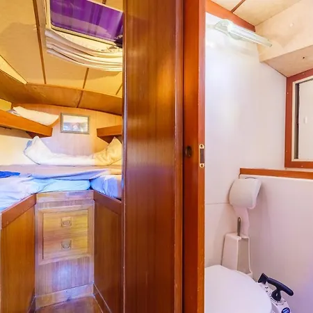 Botel Voilier De 12m A Quai Port Canto *